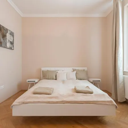 Opera & Basilica 2 Bedrooms With Balcony *