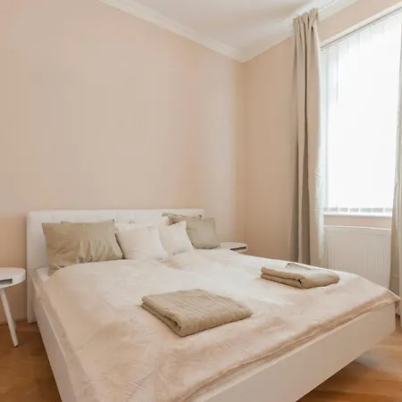 Opera & Basilica 2 Bedrooms With Balcony * Budapeste