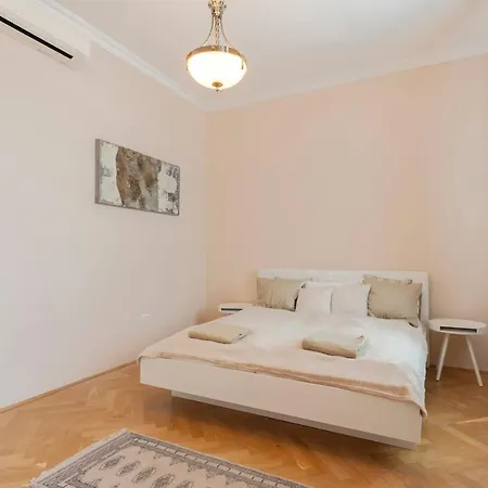 Opera & Basilica 2 Bedrooms With Balcony