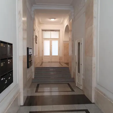 Opera & Basilica 2 Bedrooms With Balcony شقة بودابست