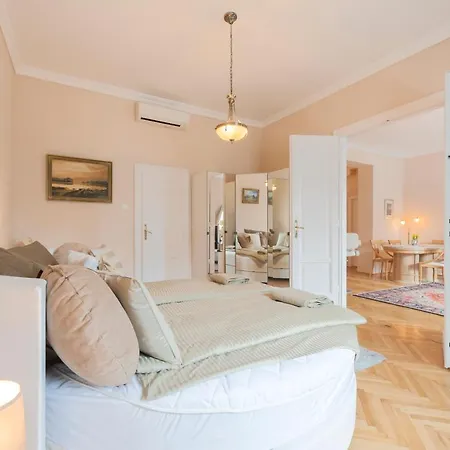 Opera & Basilica 2 Bedrooms With Balcony شقة *