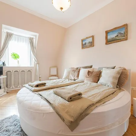 Opera & Basilica 2 Bedrooms With Balcony شقة بودابست