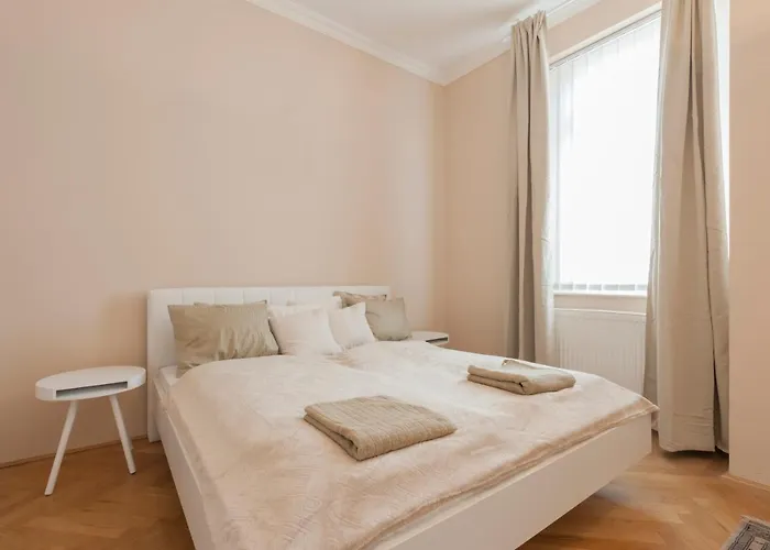 Opera & Basilica 2 Bedrooms With Balcony * 布达佩斯