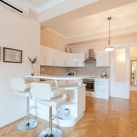 Opera & Basilica 2 Bedrooms With Balcony דירה בודפשט