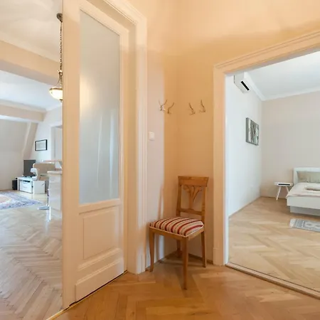 Opera & Basilica 2 Bedrooms With Balcony דירה *