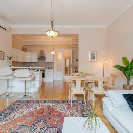 Apartment Opera & Basilica 2 Bedrooms With Balcony