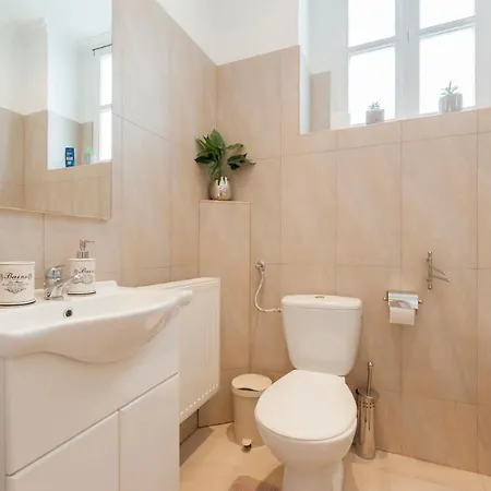 Opera & Basilica 2 Bedrooms With Balcony דירה